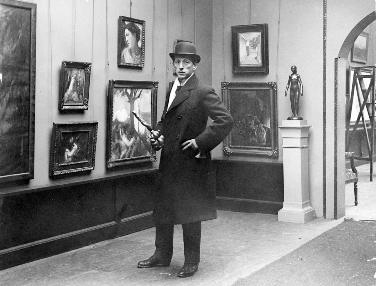 John Bauer ansvarar för den svenska konstutställningen i Köpenhamn, Danmark år 1918.