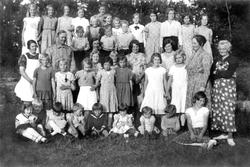 Barne-misjon på tur ca. 1934-35,  til Staås festning i Skipt