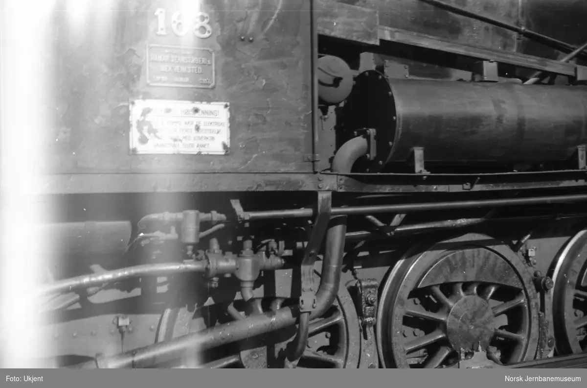Damplokomotiv type 39a nr. 168 - nummer, fabrikkskilt og advarselskilt
