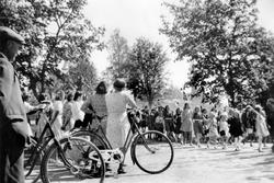 17. maitog med tilskuere med sykkel i Skiptvet sentrum, Karl