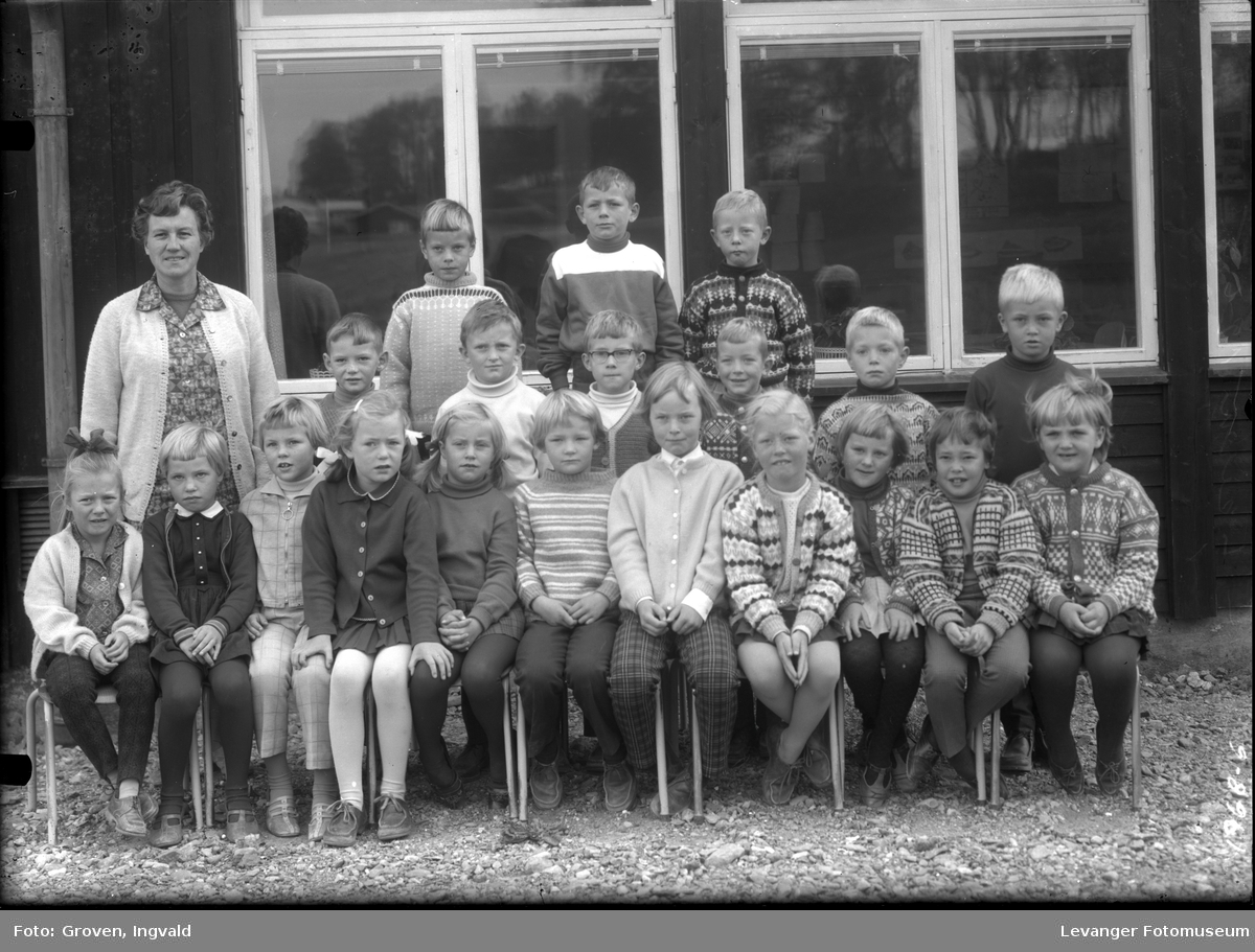 Skolebilde fra Hegle skole, Frol i Levanger. 1968-1969, 1 klasse (a-klassen)