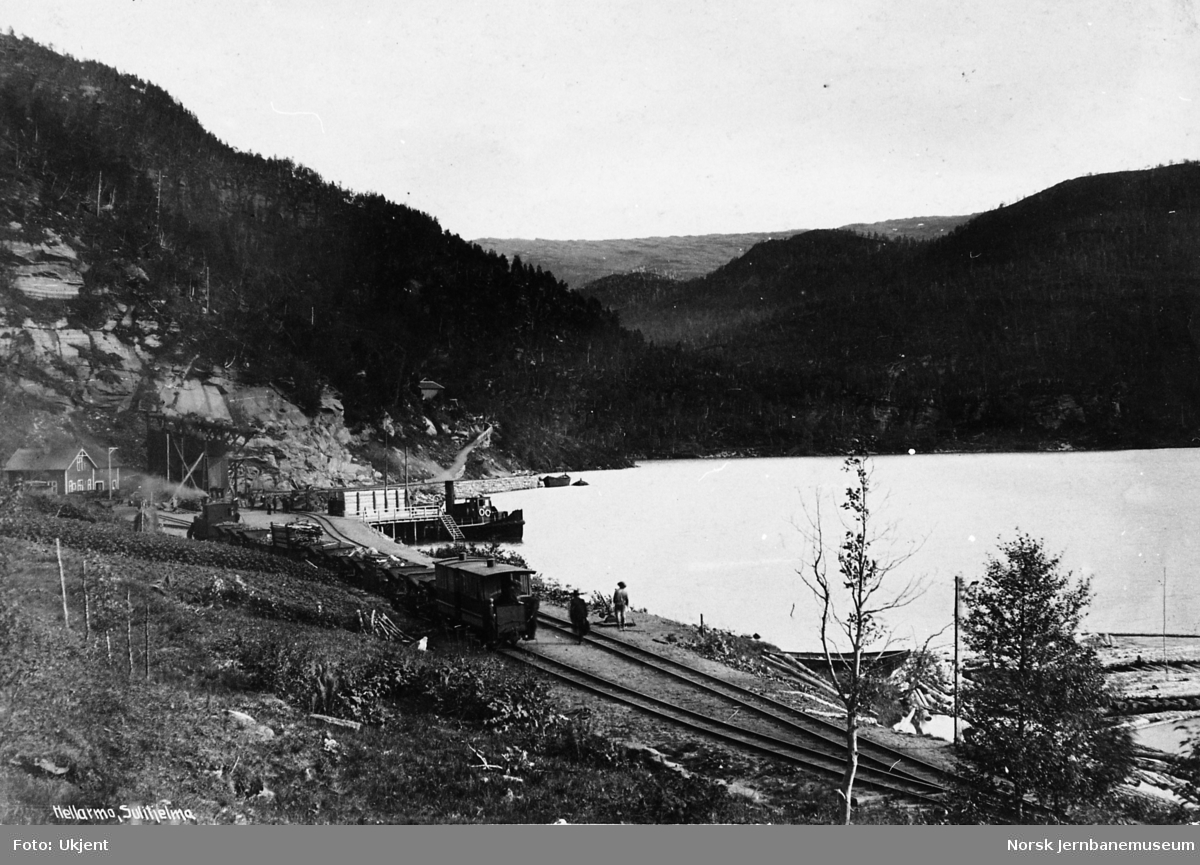 Hellarmo stasjon - ankommet kistog, dampbåten SULITELMA III vei kaien