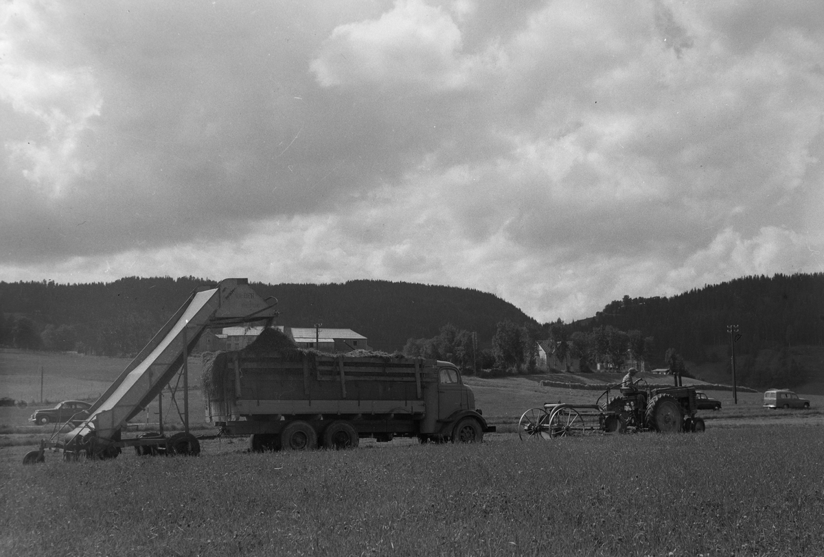 Moderne landbruksmaskiner på Tunga gård