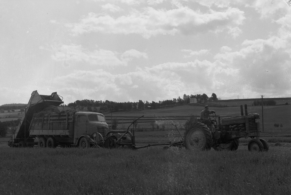 Moderne landbruksmaskiner på Tunga gård