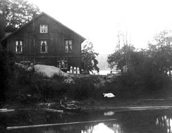 Trøgstad Cementstøperi ved Øyeren, bygd 1913. Ukjent gutt i 