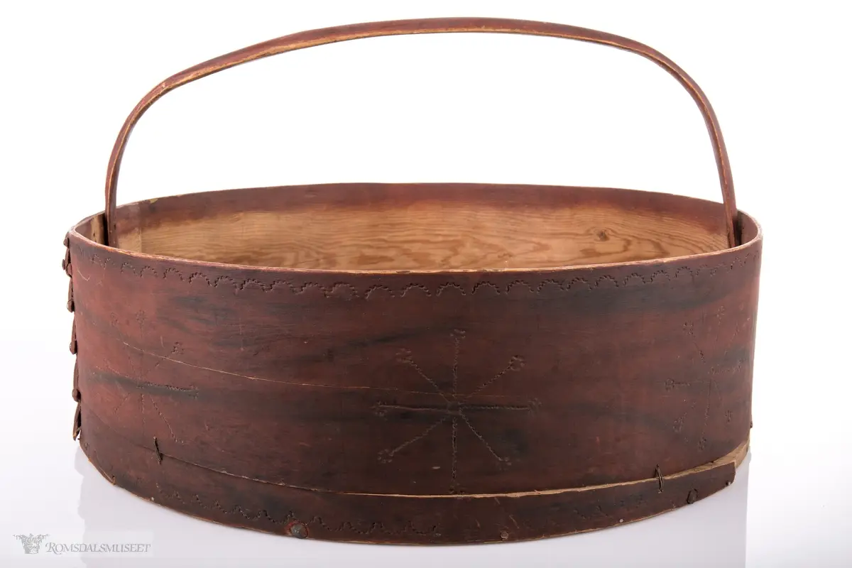 Den ytterste spon-enden har tannbordlignende avslutning, og med tægersurring over "tennene"