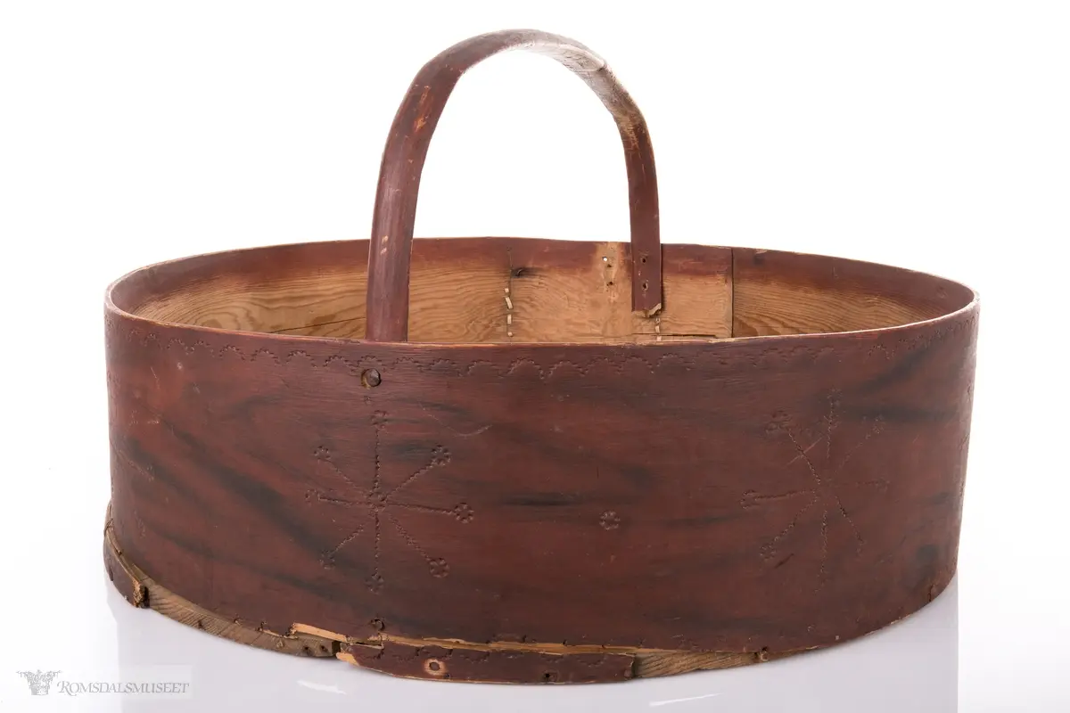 Den ytterste spon-enden har tannbordlignende avslutning, og med tægersurring over "tennene"