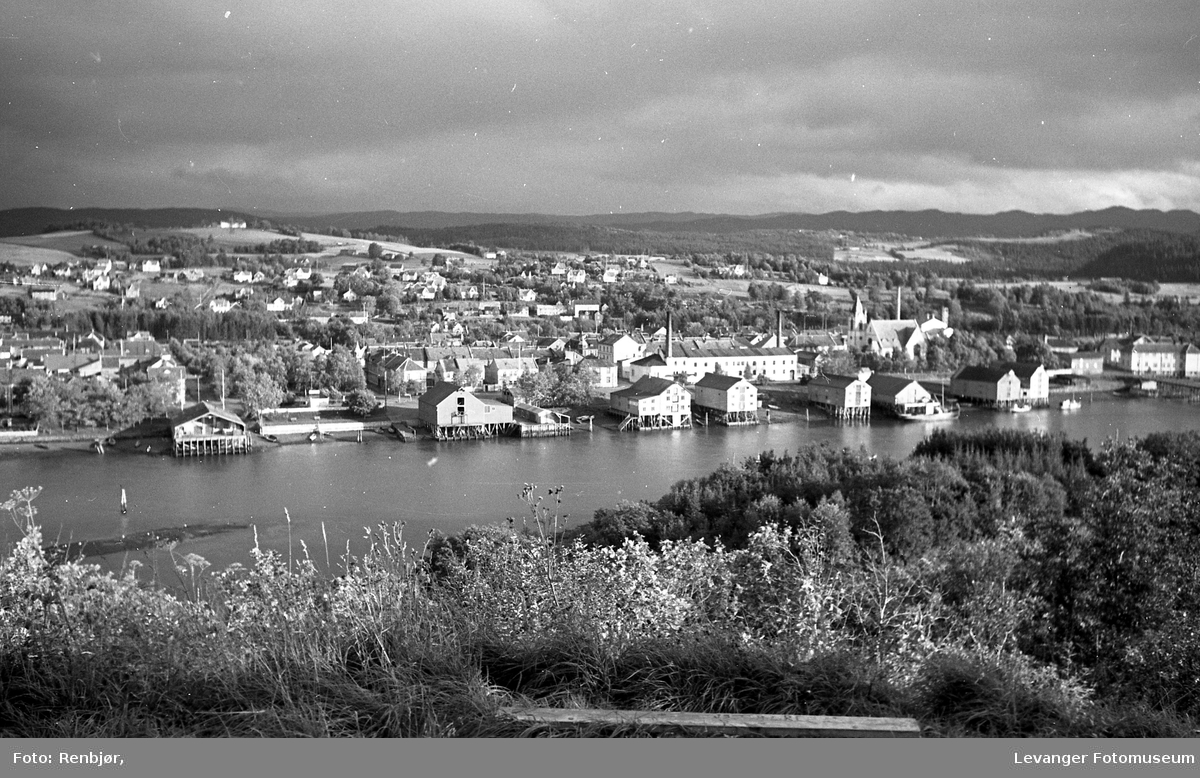 Utsikt over Levangersundet fra Nesset, bryggerekka.