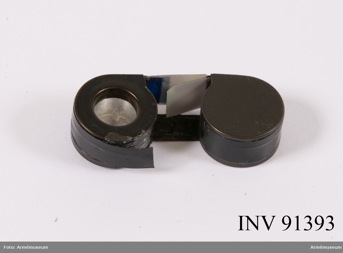Kamera Minox B Typ 10200 med inbyggd exponeringsmätare
Avståndskedja
Fodral
Film 8 x 11 mm

Kameran innehåller ej någon film vilket kontrollerades 2017-08-10 men däremot finns en separat filmkassett som ej är exponerad och alltså inte använd. Fuji Foto Center på Nybrogatan 34 anlitades.