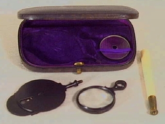 Se bilaga till inv. nr. 104857.
Specialinstrument, ögonspegel för mätning av synskärpan. 
Etui med gångjärn och låsanordning av mässing, mörkgrönt. Foderlock av vattrat sidentyg, botten av lila sammetstyg. 
Tillhör Dr. Litzéns läkarutrustning som förvaras i träkista med inv. nr. 105662:1.


Neg.nr: 
Sakord: Etui med ögonspegel
Tillverkningstid: 1870-1920
Material: papp silke mässing
Teknik: industritillverkat
Mått: L=114  B=72  H=21
Vikt: