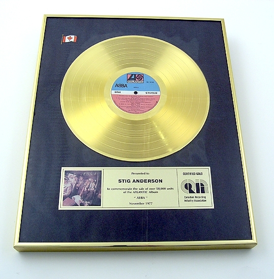 Enl. liggare:
"Guldskiva 1977, Canada Recording, inom ram, liten bild på ABBA