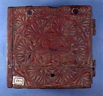 Rödmålat skrin i ek med karvsnitt, lock och botten spruckna, lockets ena kantlist saknas, låsanordningen trasig, inköpt till museet