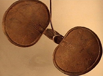 Kopia av bronsfibula från bronsålderns period 5.