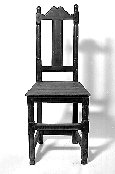 Brunmålad stol med barockförebild. Profilsvarvade ryggstolpar och framben. Genombruten rygg med smal, vertikal ryggbricka och svängt krön. Alla räfflor och profileringar är grönmålade. Likadan som 1M16- 78966.