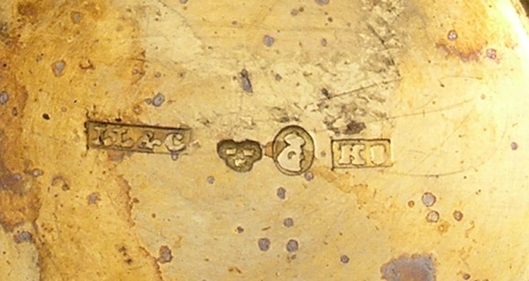 Liten rund svampdosa med bladmönster och inskription Â¨ACPÂ¨på lockets framsida. På baksidan är en blomma.Stämplar finns inuti på botten.