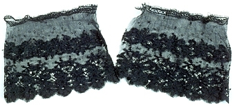 Ett par manschetter av svart, mönstrad silketyll. Liten bård i övre kanten.


Neg.nr: 1989-02