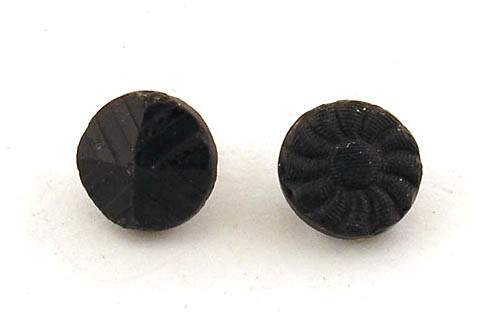 Två stycken knappar av svart glas.

Enligt liggaren: Knappar av stenkol, olika storlekar.
