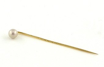 Kråsnål av guld med en vit pärla.

Kråsnål, 4 st., guld, silver. Förvaras i blått etui.