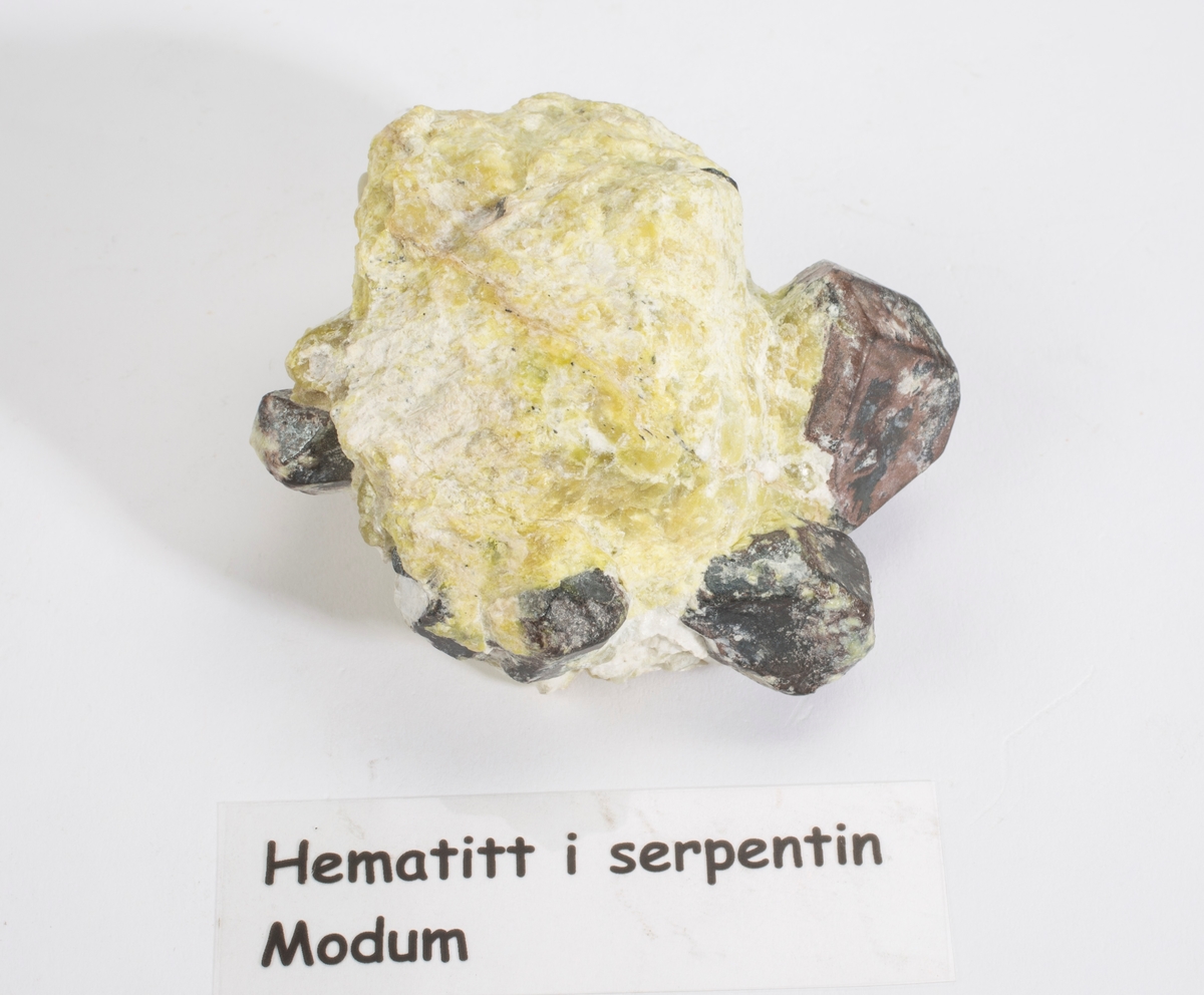 Hematitt-krystaller i serpentin og hydrotalkitt.