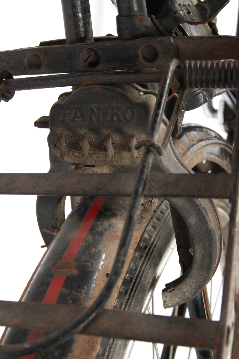 Svartlakkert damesykkel med taske til verktøy under setet. Sykkelen har Torpedo frinav med innebygd trommelbrems.