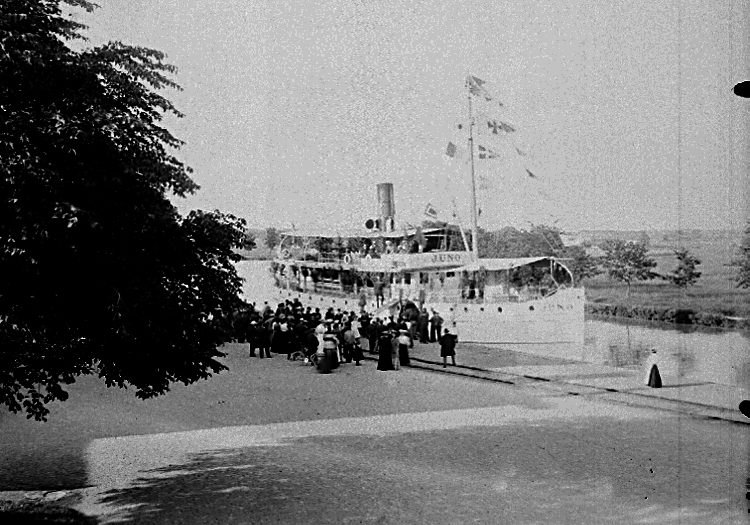 Före år 1905, se unionsflaggan på båten.

Karin Bäckström f. 1880 drev fotoateljé på Vasagatan 5 i Töreboda. Hon tog över den av sin far Thure Bäckström, som hade etablerat firman 1886, och hon drev den mellan 1896 -1916.
Karin Bäckström gifte sig år 1917 med John Knape.