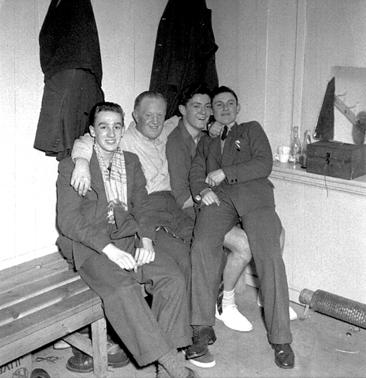 Skara. Bordtennis; Engelska BT-spelare gästar Skara BTK 22/1 1953.

Skara Bordtennisklubb