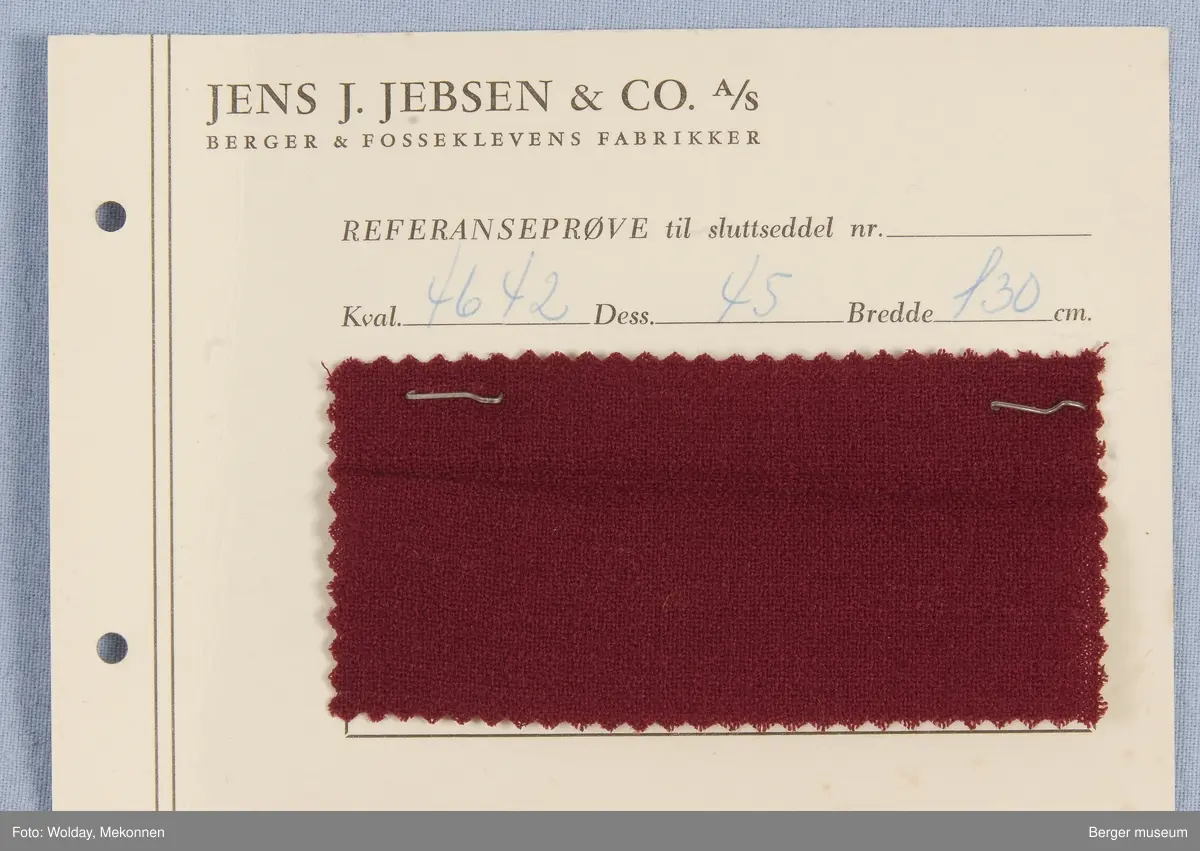 Mappe med 13 prøver.
Kjolestoff kamgarn.
Stykkfarget
Kvalitet: 4642
