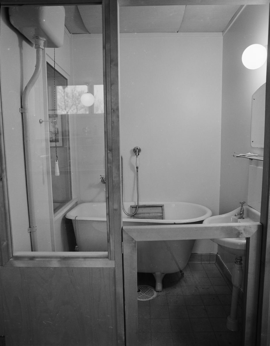 Dokumentation av utställningen teknik i hemmet. 1930 tal. badrum ...
