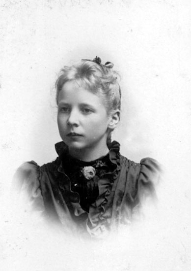 Fröken Ölander yngsta dotter till fotograf Ölander Filipstad.

Ines Amina f 1880 i Karlstad (SBF 1890)

S. J. Ölander, f. 1845, drev fotoateljé i Filipstad, Molkom, Kyrkheden, Munkfors, Ekshärad och Loka. Firman etablerades 1869.