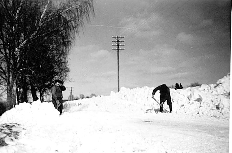 Lars Eriksson och Axel Lager skottar snö, 1940-1950-talet.