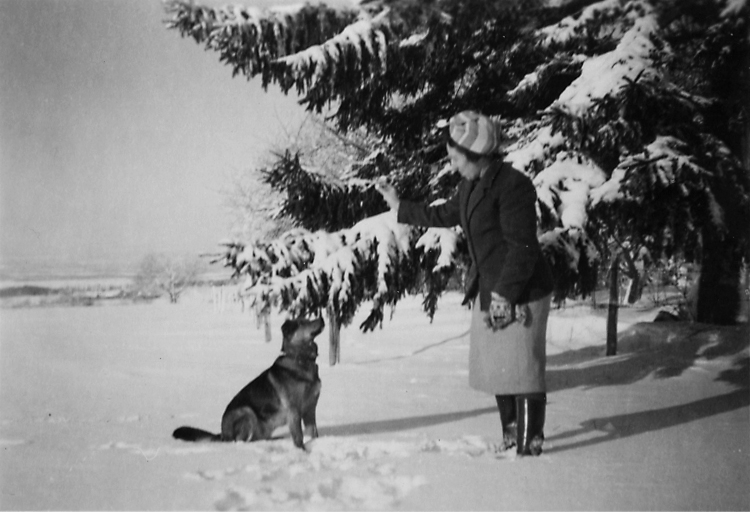 Elsa Eriksson med hunden Tussie, Heljesgården.
