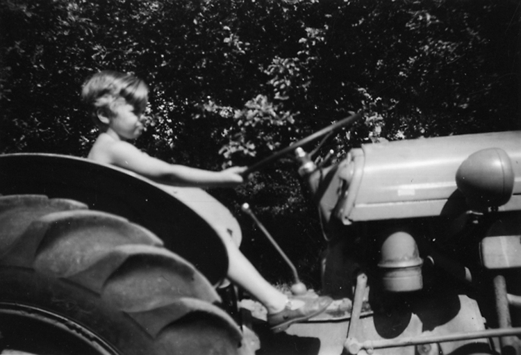 Heljesgården, Bolum.
Ferguson traktor, så kallad "Grålle".
Jan Abrahamsson på traktorn.
1950-talet.