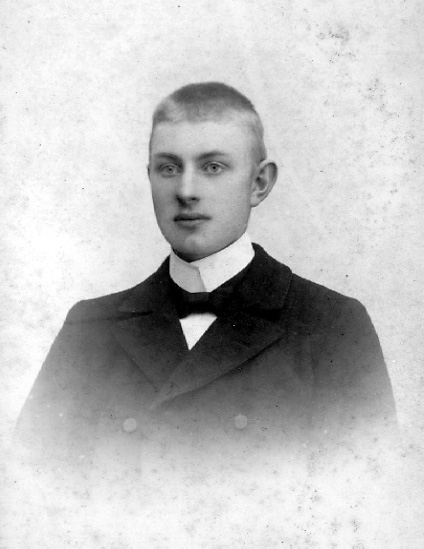 Karl Johan Pettersson 
Född 11/6 1885 
Död 1912 av en lungsjukdom. 
Bodde i Hulegården Velinga.