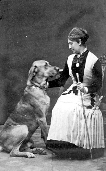 Vendela Annette Hillevid de Neérgaard.
Född 1873.
Gift med Sixten Erik Oskar Flach.
Född 1859 i Konungsund.
Godsägare Svensksund No 1-4. (år 1900).