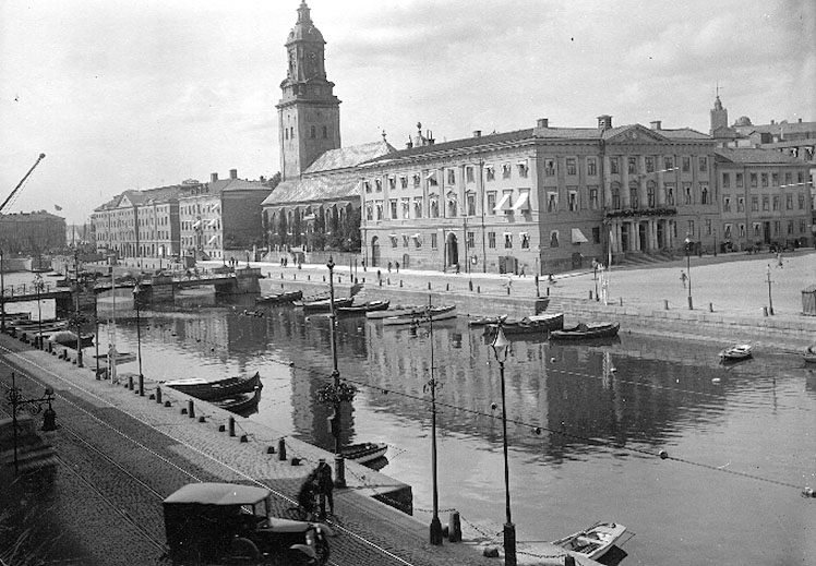 Bildtext: Göteborg.Längst ned i bilden är stadsmuset, Tyska kyrkan, och Rådhuset.I förgrunden hamnkanalen.