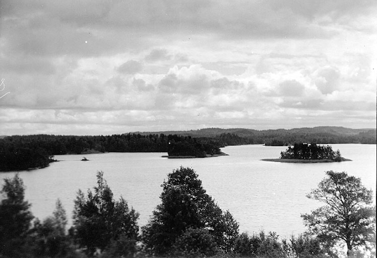 Sjön Bunn i Småland, öster om Gränna  (196 m ö h.). 
Ytan är 10 kvadratkilometer, och sjön avvattnas av Rötteån till Vättern. Traktens mörka granskog med sina mossiga stenblock inspirerade John Bauer till hans trollskogsbilder.