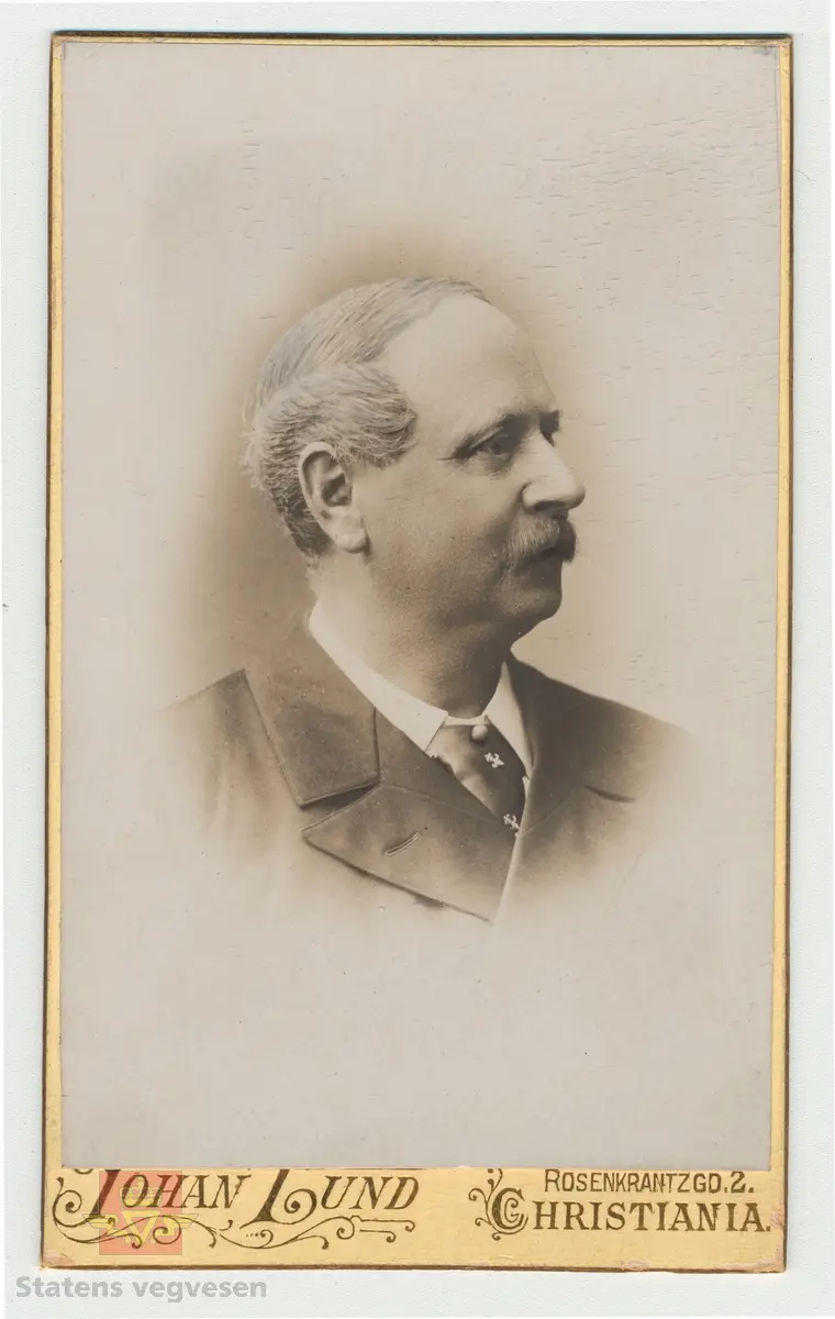 Håndskrevet tekst på framsiden av bildet: "Tilhører Baalsrud (Fra V.D. Krag) 1903." Videre medfølger det håndskrevet tekst til bildet: Sitat: "Krag og Vegdirektør Bergh prøver rullekjerre, bygget for billige veger." Bildet viser presentasjon av rullekjerren, som skulle bli det nye kjøretøyet for høyfjellsvegene, men ikke ble noen suksess.
Et eget Vegdirektorat kom først i 1964, og Christian Wilhelm Berg var den første vegdirektør i perioden 1864 - 1873.
Etterfulgt av  Hans Hagerup Krag i 1874 - 1903,  Johan Christian Skougaard 1903 - 1918 og Andreas Baalsrud i perioden 1919 - 1945. 
 2) Vegdirektør Christian Wilhelm Bergh.  3) Vegdirektør Hans Hagerup Krag.  4) Vegdirektør Johan Christian Skougaard. 5) Vegdirektør Andreas Baalsrud. Se vedlegg i nedlastinger for mer informasjon.