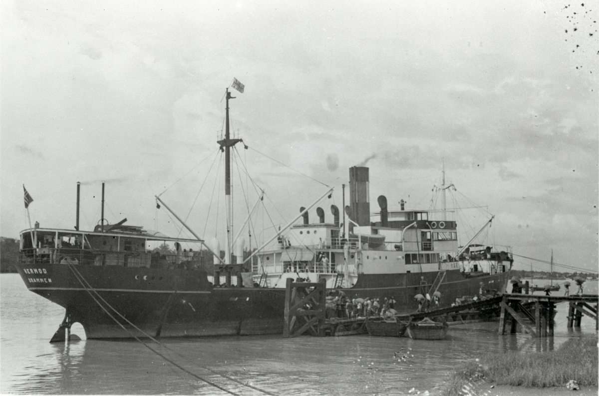 D/S 'Hermod' (b.1925) ved kai før/etter reise mellom Bangkok og Hong Kong