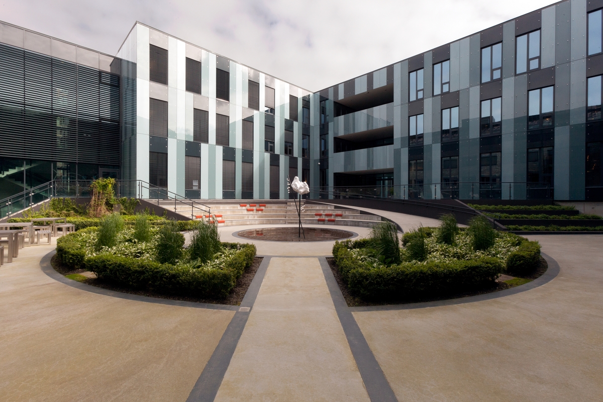 Kunstneren inviterte alle de ansatte i Petroleumstilsynet til være med på å lage et totem til institusjonen. Et totem er en families eller klans emblem, hogget ut i tre. Det er gjerne et ikke-menneskelig vesen, og noe som klanen assosierer seg med.

"Totem I" står inne i vestibylen, mens den større "Totem II" står ute i vannspeilet i atriet og kan betraktes fra kontorene til ansatte ved flere statlige institusjoner.  Der står den og minner om at ikke alt er målbart og formålsrettet.  Noen ting blir til ved innskytelser og luner, og spiller sin rolle i verden som brudd med det vante.