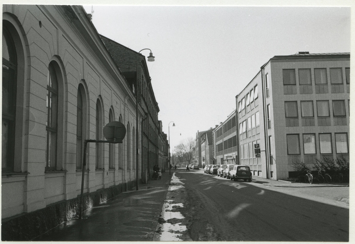 Strömgatan från vänster. Till vänster kvarter Gesällen där befann sig IOGT-NTO:s fastighet som revs 2015. Kvarteret till höger heter Lärlingen, där inrymdes Riksbanken när fotot togs.