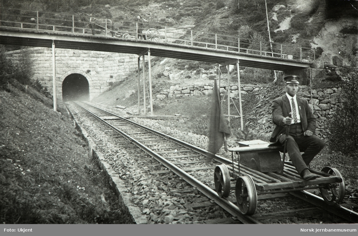Baneformann Nils Melhus på dresin ved Lavold tunnel på Flekkefjordbanen