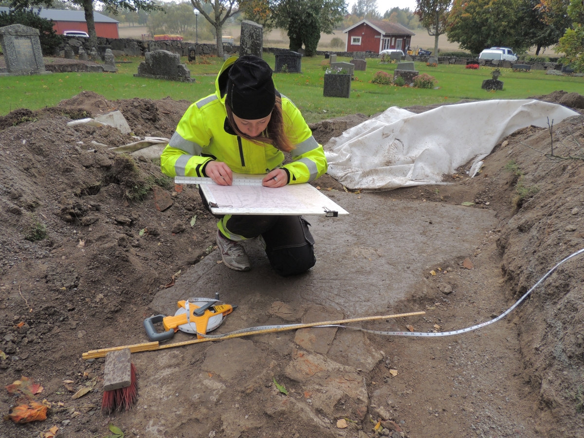 Arkeologisk schaktningsövervakning och undersökning, dokumentation av runsten Hagby kyrka, Hagby socken, Uppland 2016