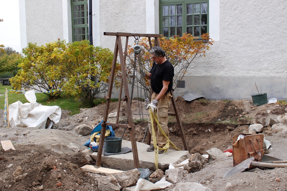 Arkeologisk schaktningsövervakning och undersökning, lyft av runstenen U 874 förbereds, Hagby kyrka, Hagby socken, Uppland 2016