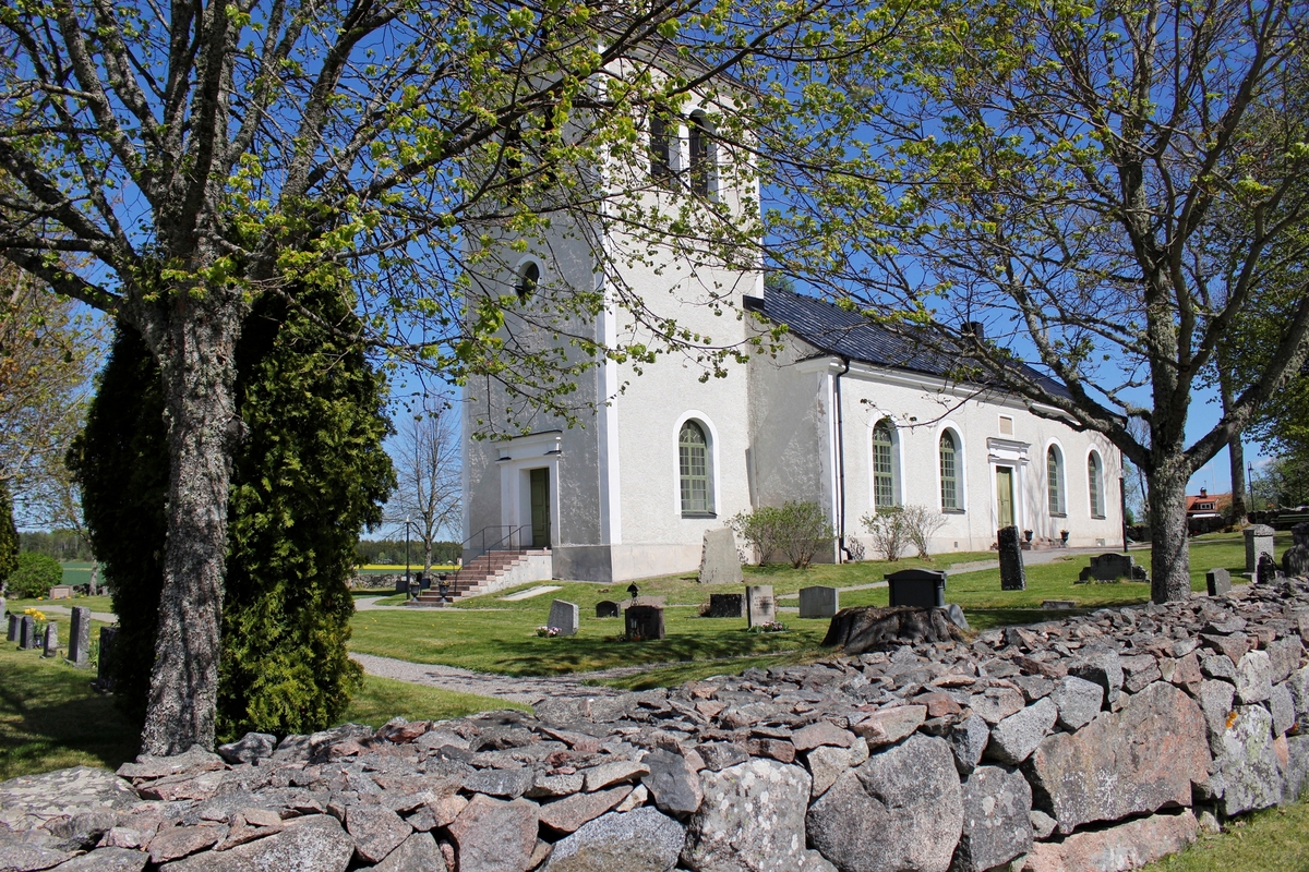 Arkeologisk schaktningsövervakning och undersökning,  Hagby kyrka ochrunstenen U 874, Hagby kyrka, Hagby socken, Uppland 2016