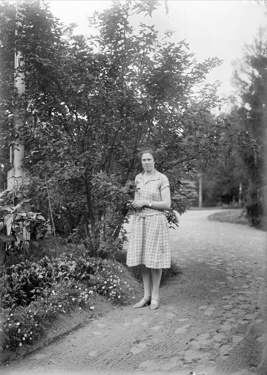 "Agda Petterson hos Major Alströms Göksbo", Altuna socken, Uppland 1929
