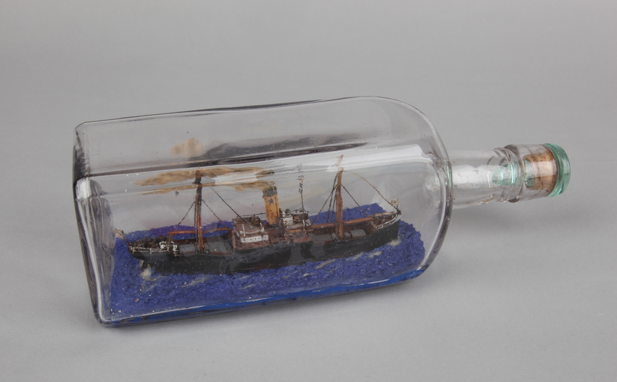 Firkantet flaske med dampskip på meget blått hav, skorsteinsmerke til Didrik Ellerhusen & Co.
