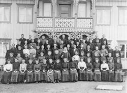 Gruppebilde, personer, klær, 2-etg. bygning.