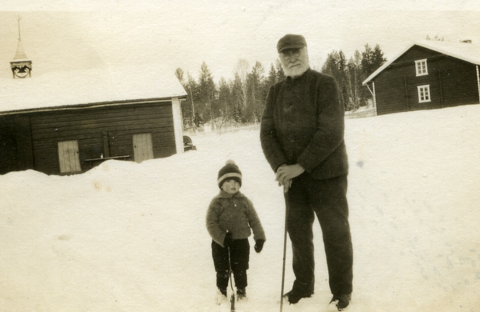 Peter Pladsen Grønnæss (4/41835 - 7/3 1929) og Knut Grønnæss (25/2 1920 - 1985). I Grønneset, Plassen