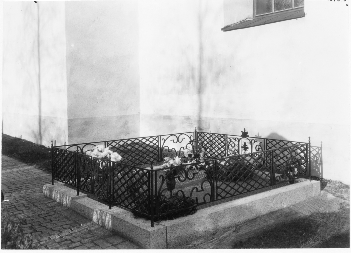 Kontraktsprosten Oscar Hedbergs grav på Valbo kyrkogård