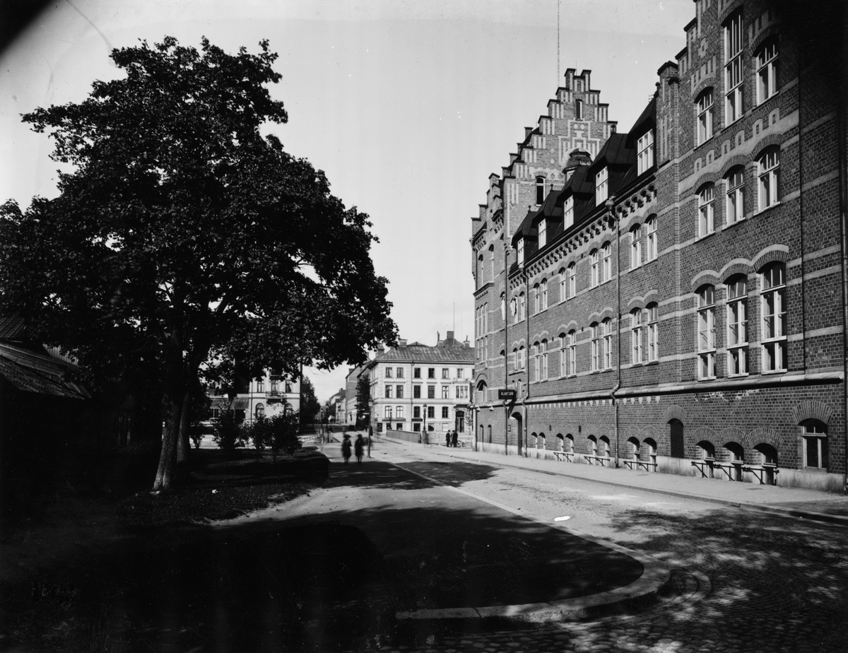 Södra Centralgatan mot Centralbron.
Till höger Murénska badhuset i kvarter Buregården. På andra sidan ån till vänster Grand Hotell, till höger kvarter Lillån.
